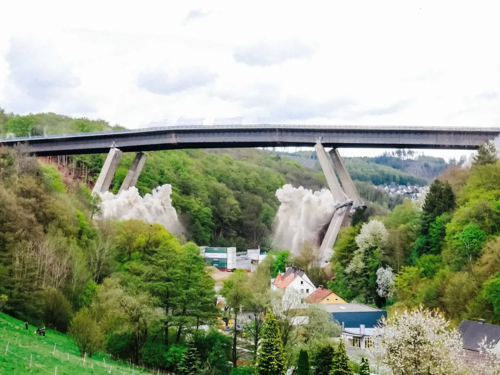 rahmedetalbruecke sprengung sprengungen explosionen nrw 100~ v hintergrundl